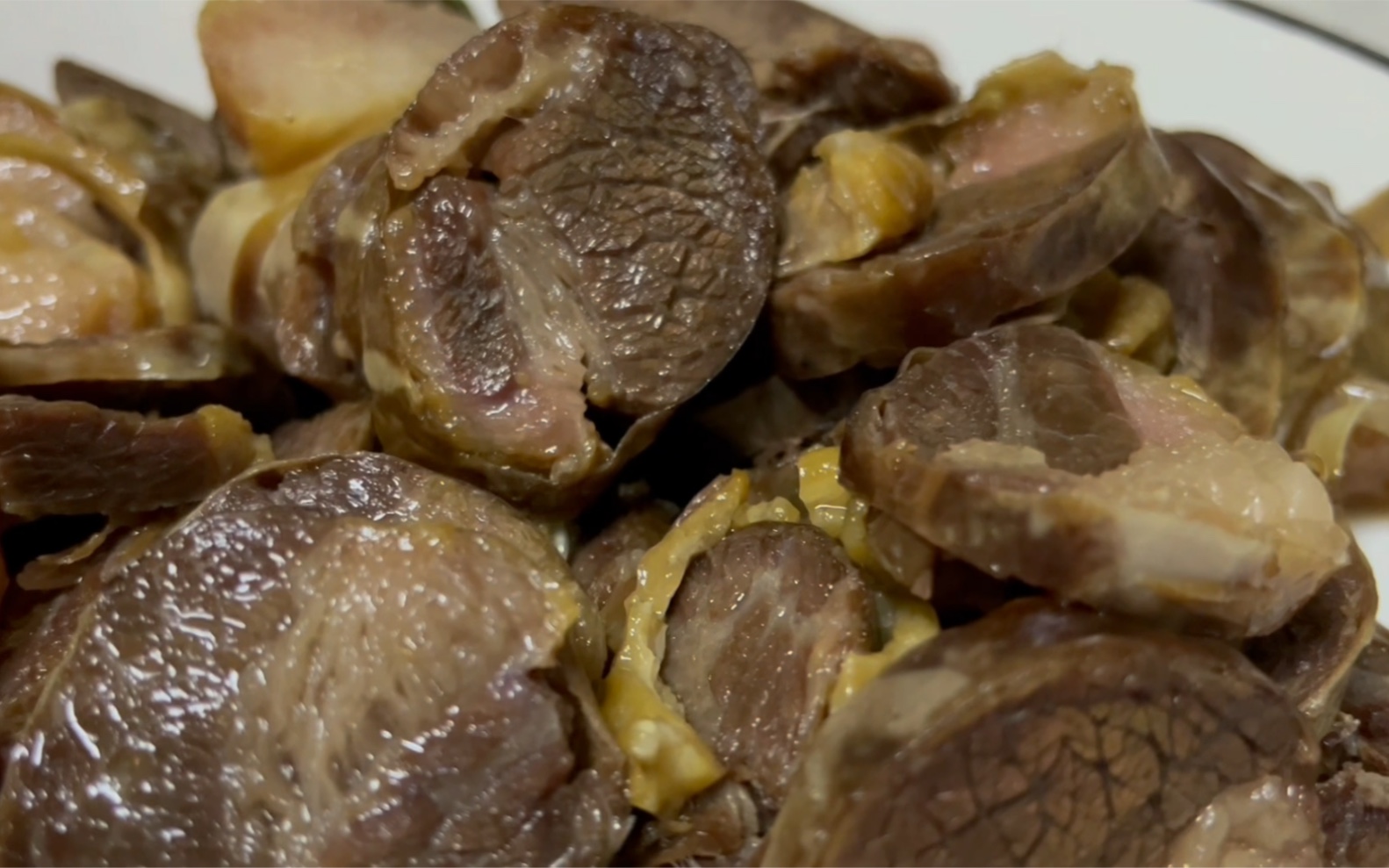 新疆伊犁的熏马肠是哈萨克族过冬必备的食物 - 品味疆南
