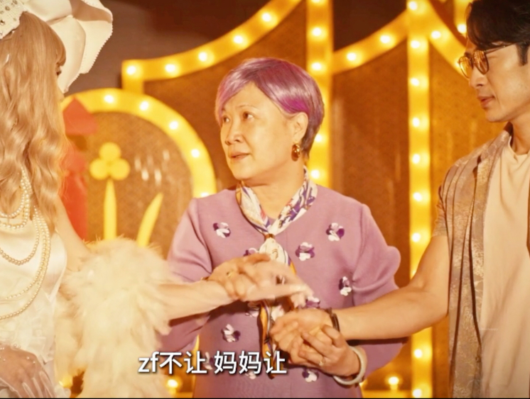 “我决定不再说嘲笑自己的笑话来取悦大家了，我也是妈妈生的，我与众不同，但我不是个笑话”