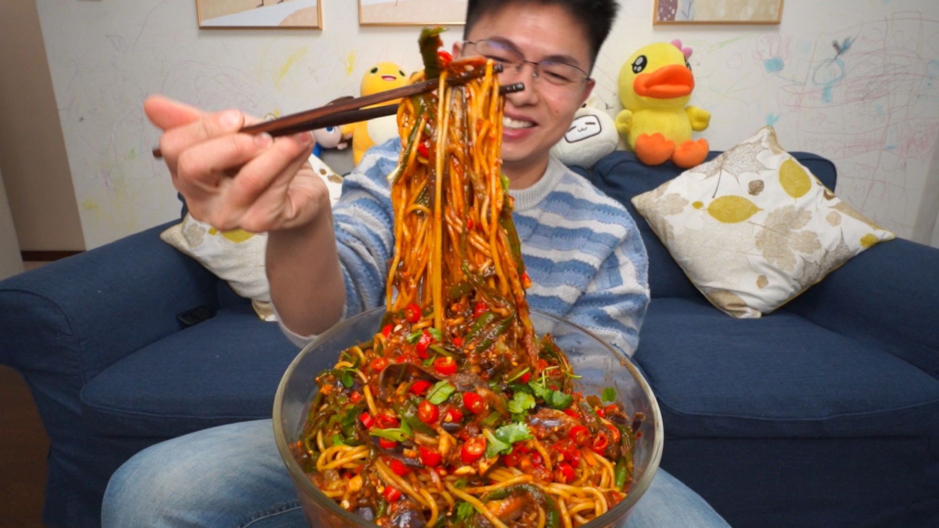 过年肉吃太多，回来第一时间做个线椒拌茄子，配上碱水面无敌了