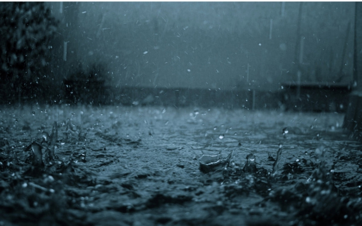 找一首带雨声雷声的纯音乐