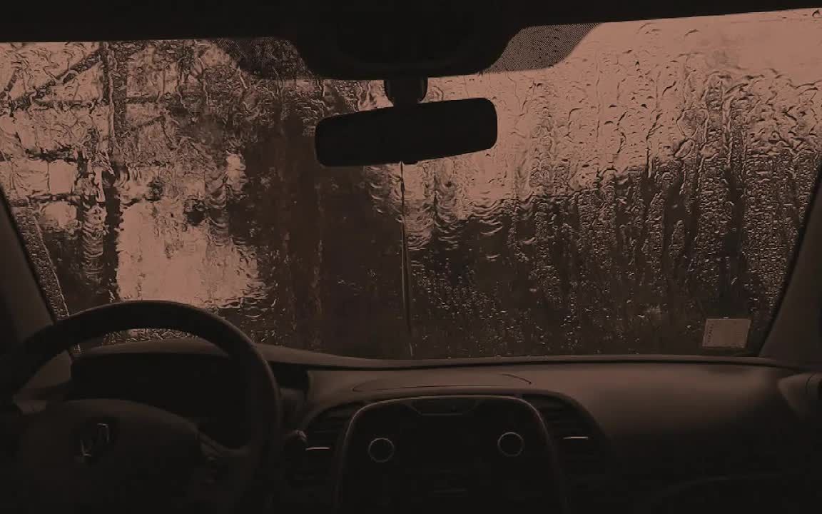 一个下雨的下午，你在车里睡着了......