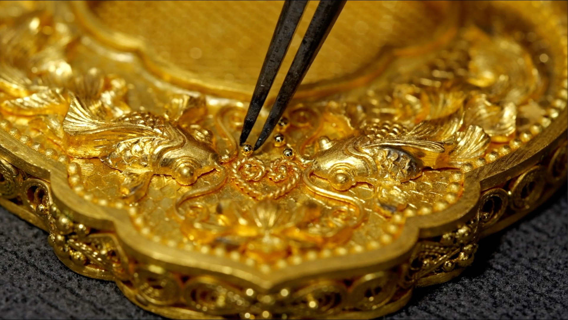 一件很有创意的黄金锁包哦！