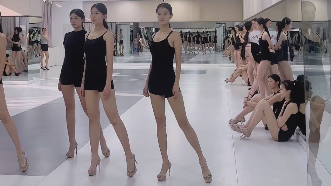 模特生日常训练 高跟鞋 轮流走台步