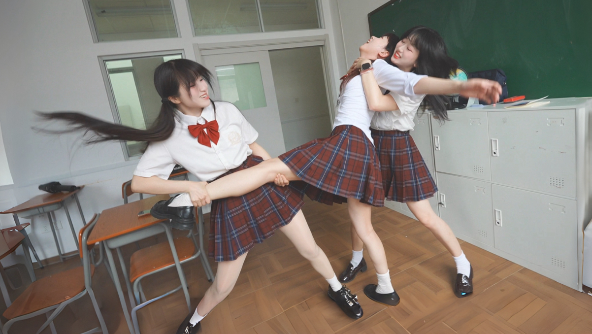 和女同学打成一片！