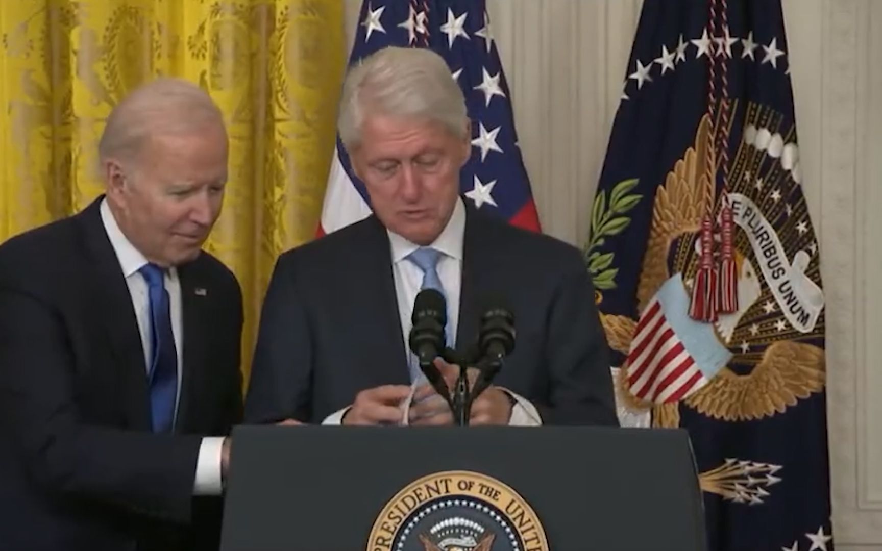 克林顿演讲前发现拿着拜登的稿子 开玩笑说：要不咱俩换着念