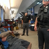 他被宝马解雇后拒绝离开，警察强行把他带走！男子：仓库太热了，他们是非法的