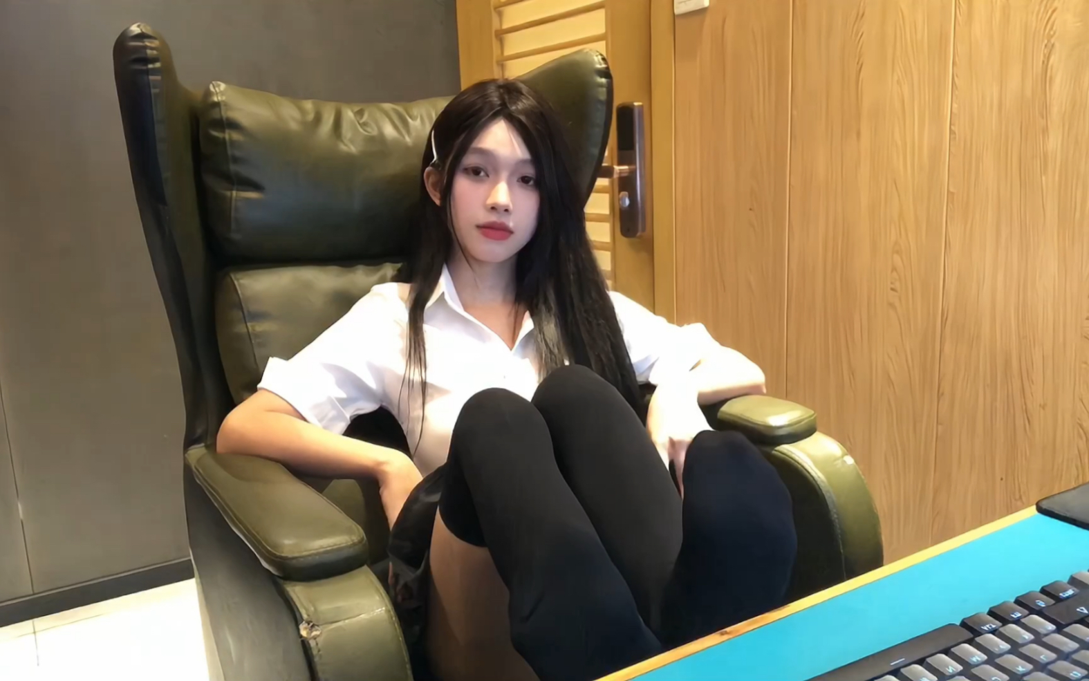 这样的脚脚手办放你电脑桌上你会扔掉吗-晴天小猪jiojio酸-晴天小猪jiojio酸-哔哩哔哩视频