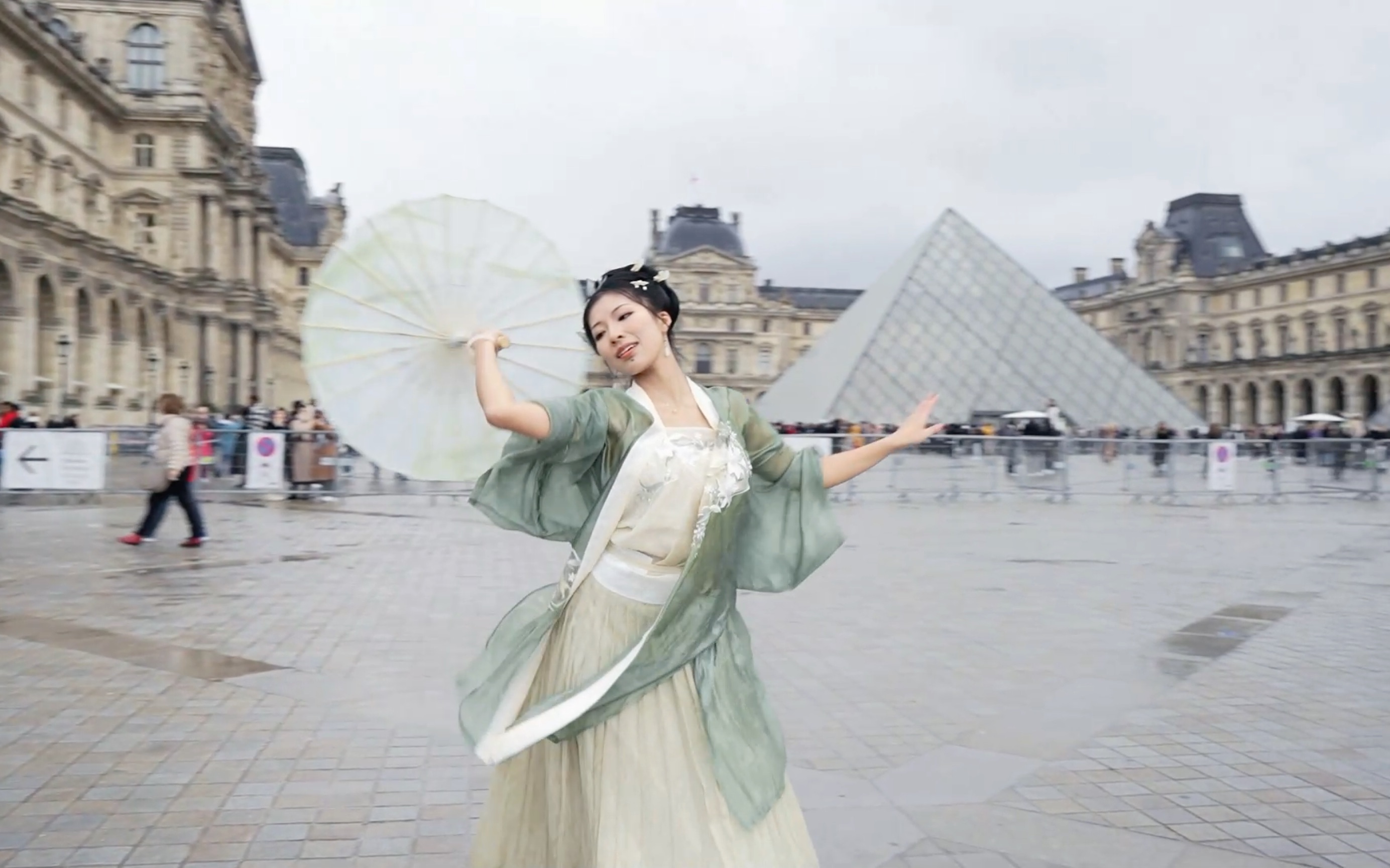 将中国古典舞带到了法国卢浮宫
