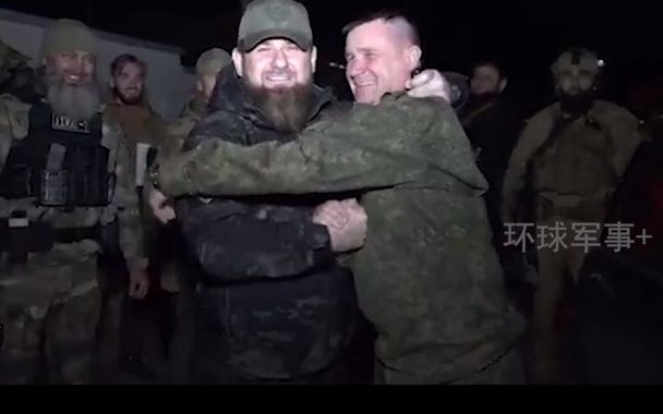 卡德罗夫抵达马里乌波尔前线！还和俄军又一“阵亡”中将大笑拥抱，讨论战局