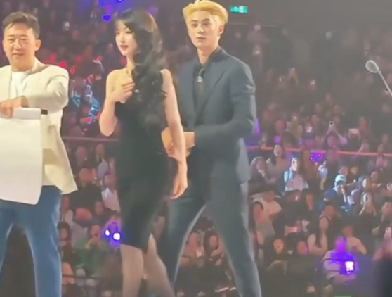 田曦薇星光大赏黑丝高跟鞋