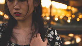 晚上室内照片女生 01adb63db32fc781048e700bdf63585803232a28.jpg@280w_158h_1c_100q.jpg