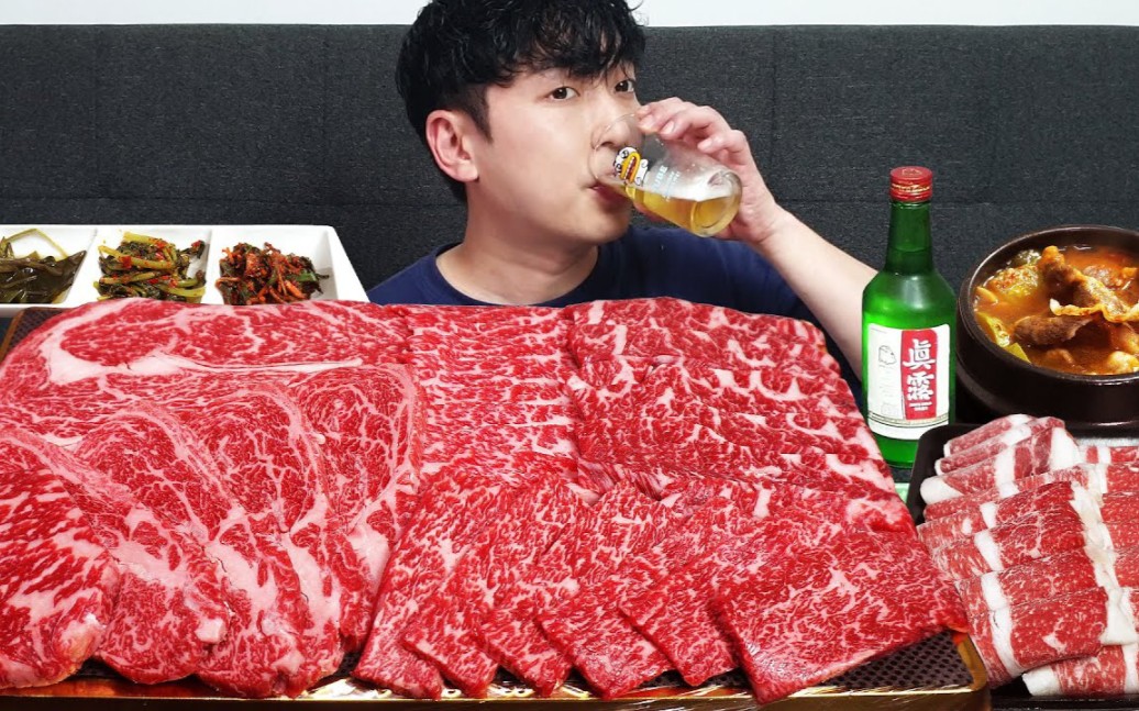 韩国富二代吃雪花牛肉，挺高雅，这才是闻名世界的上等牛肉
