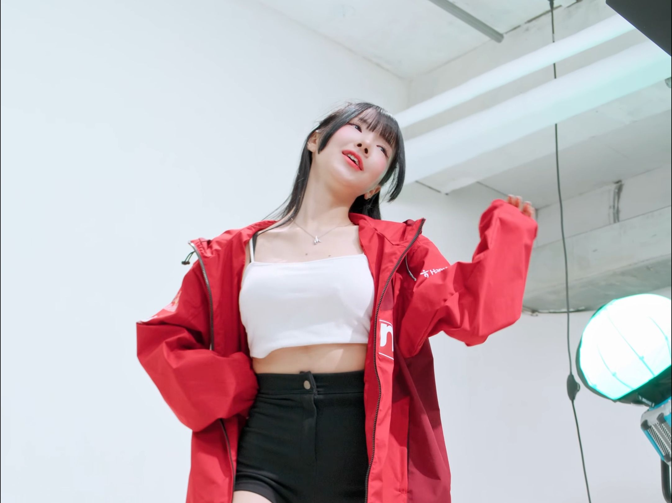 Xu Ying, WE GO, Side View