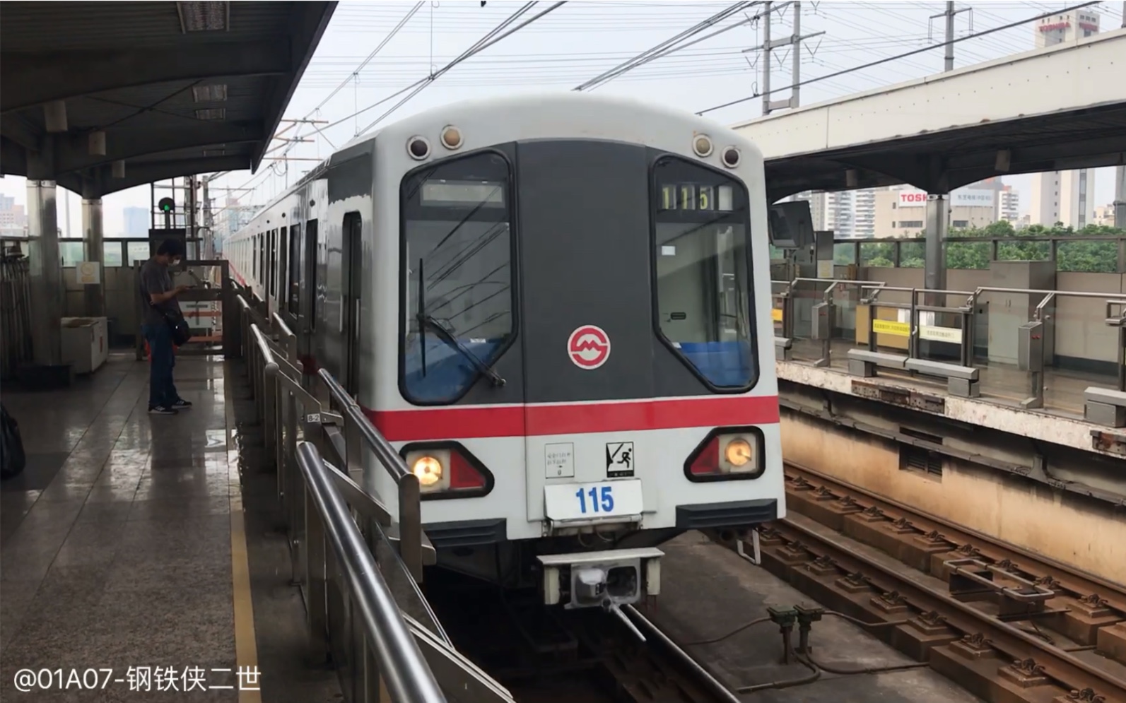 【上海地铁1号线】01A07型电客列车出站 莲花路上行 （对面视角）_哔哩哔哩_bilibili