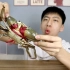 小伙试吃螃蟹中的健身大王“青蟹”这钳子长得都是肌肉吧！