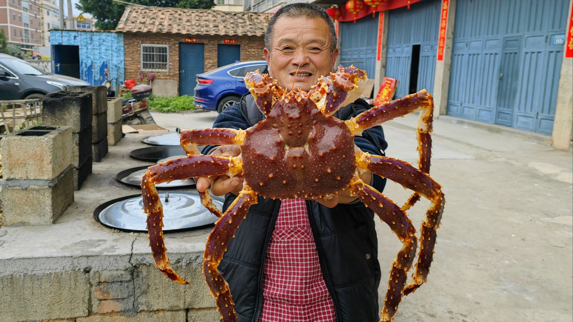 2350买1只斤帝王蟹20斤海鲜，做蟹肉煲堆成山，15人敞开肚皮吃