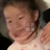 妈妈带着女儿在游乐园和NPC合照 网友：果然是亲妈 转个头都知道你想干啥