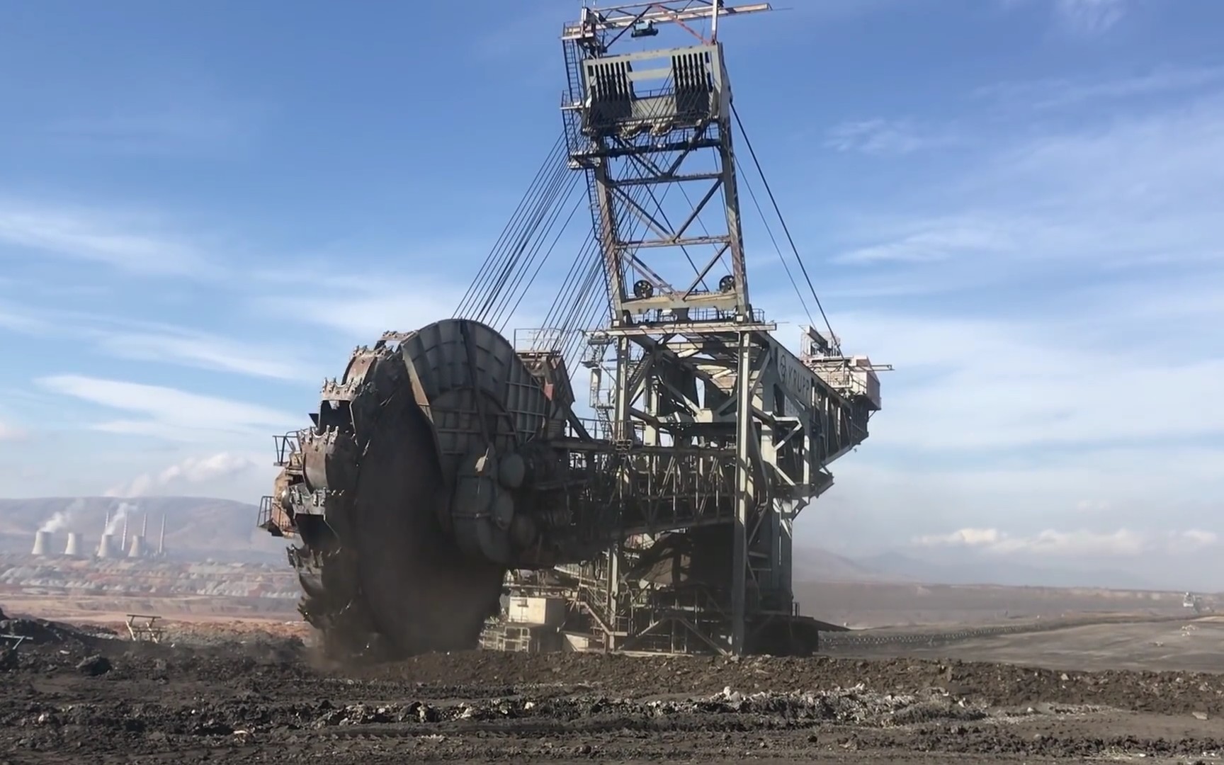 【1080P】世界上最大的挖掘机：德国克虏伯Bagger293在哈萨克斯坦的煤矿中干苦力