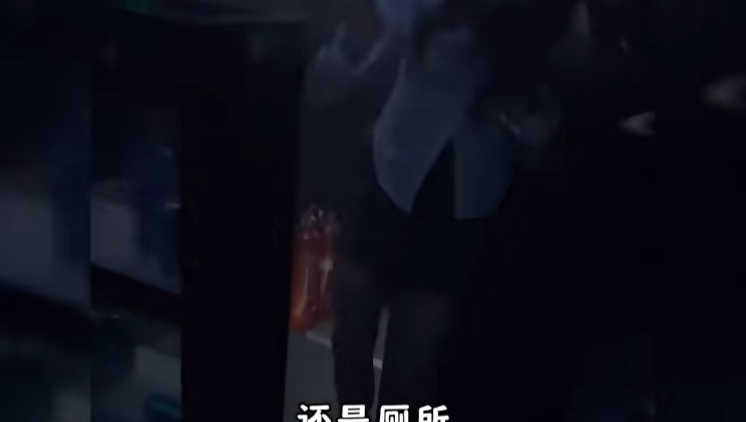 给她一个喝酒的机会，竟然把打底裤喝没了。