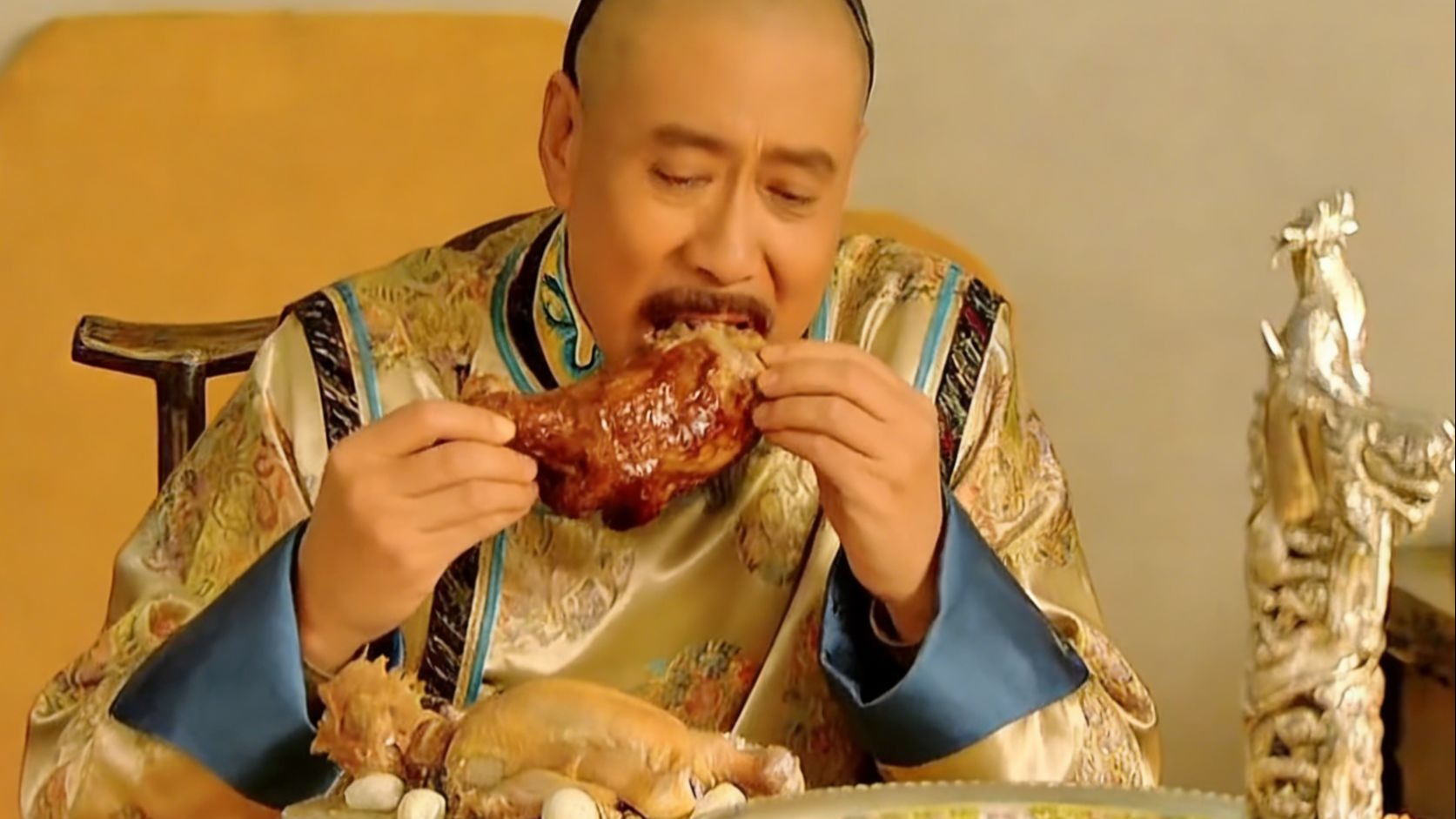 康熙爷正啃着烤羊腿：什么八王大，大王八，什么王上加白，老子我还没死呢！