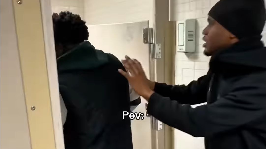 当你兄弟以为你把马桶拉堵了