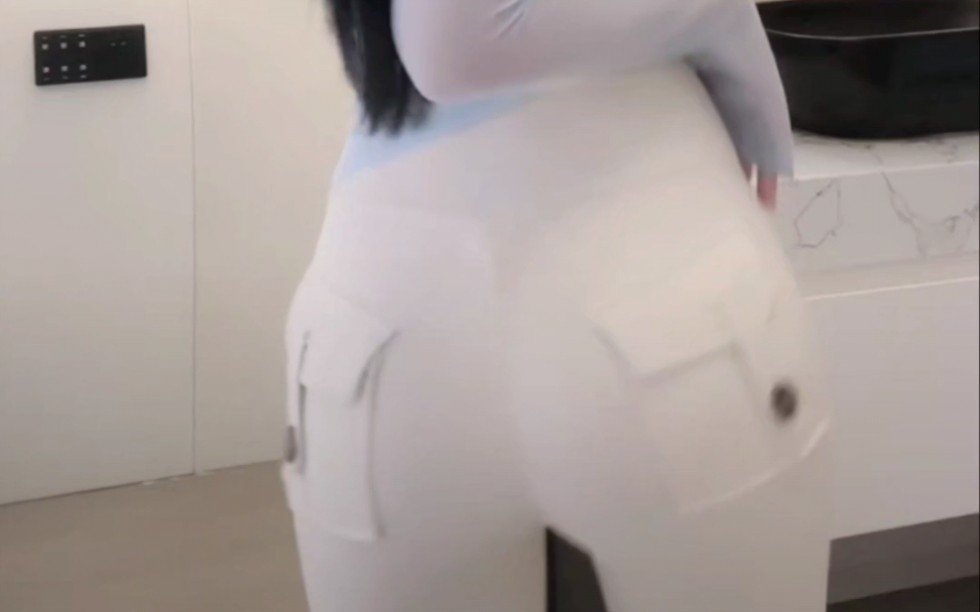 甜猫77 瑜伽裤还得看中间裂开的