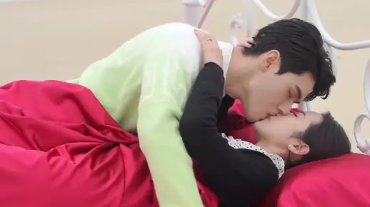 红床吻戏超甜片段