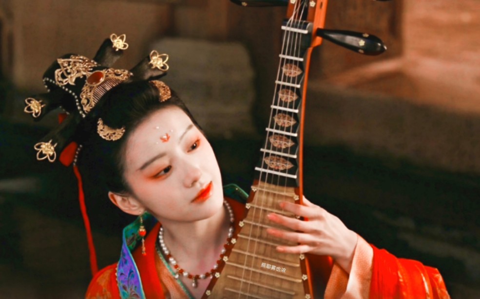 【十三学得琵琶成，名属教坊第一部】这才是京城第一琵琶手该有的样子啊！
