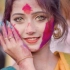 美!!一外国摄影师在印度的传统节日胡里节上，拍摄到一双橄榄绿色瞳孔的女孩！