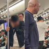 小伙地铁上摸大叔隐私部位，被扇耳光要求下跪认错，男子连声道歉