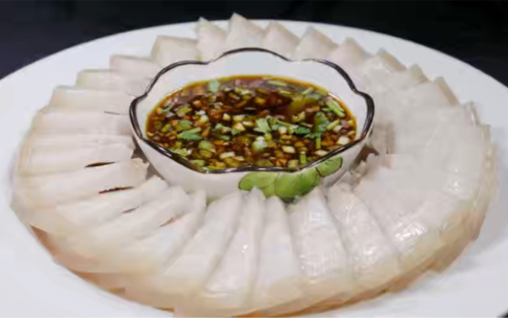 五花肉放锅里蒸一蒸，沾上灵魂料汁，吃起来比蒜泥白肉还过瘾！