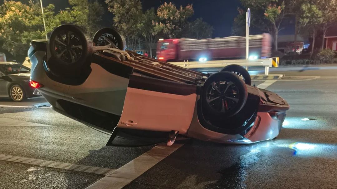 夜间行车路遇断头路和突然冒出的三轮车。老司机的反应应该是怎么样的？