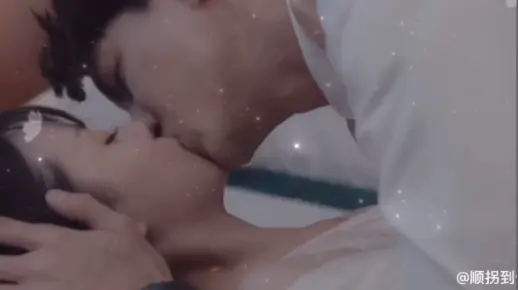 【吻戏】小娇妻太主动了,直接推上.床吻不停!哪个男人扛得住?婚后没羞没躁,简直太激烈了!