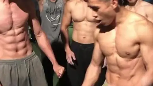 男人之间的腹肌抗击打💪