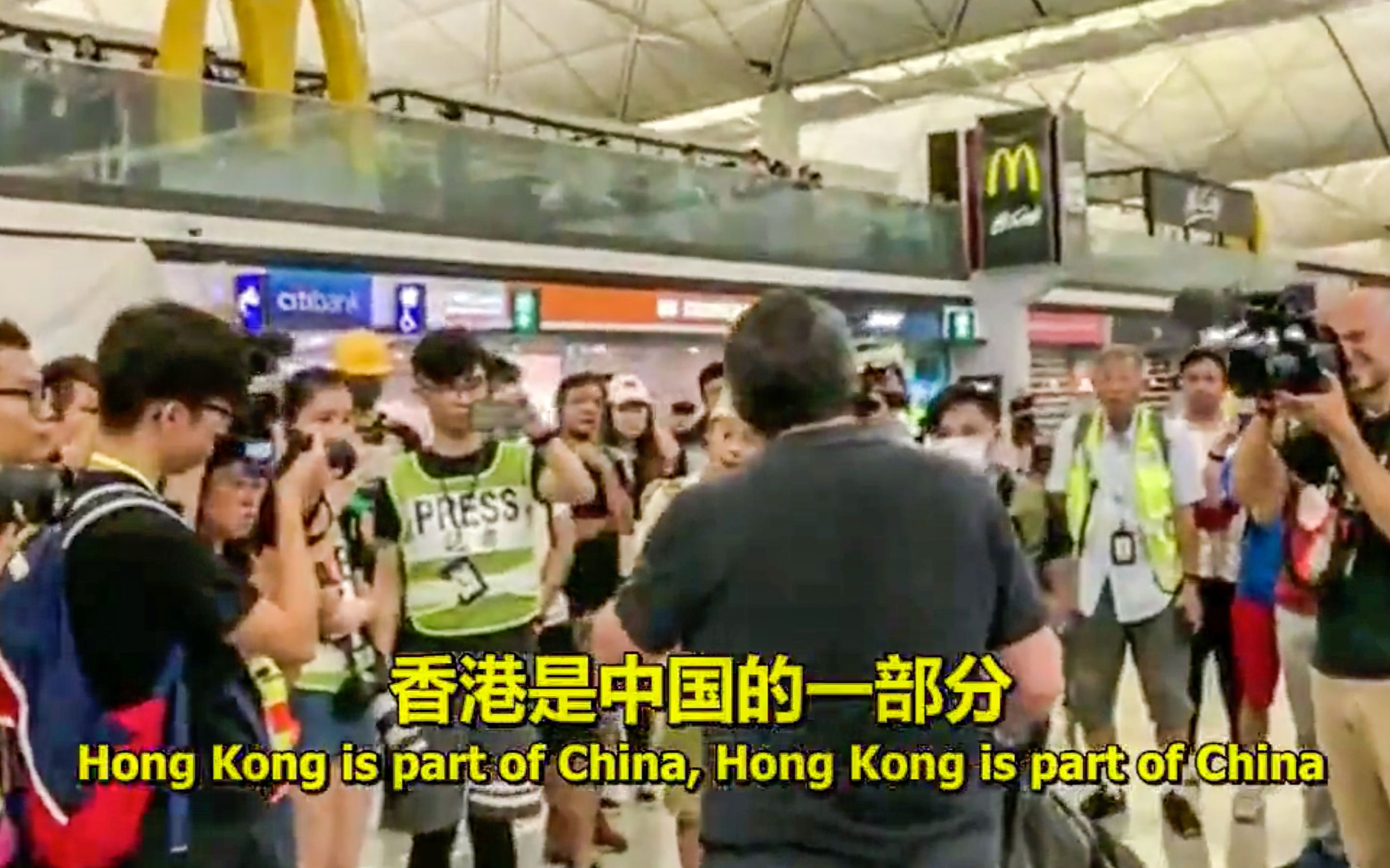 香港机场硬核老外：香港台湾属于中国，世界公认！而你该找个工作！
