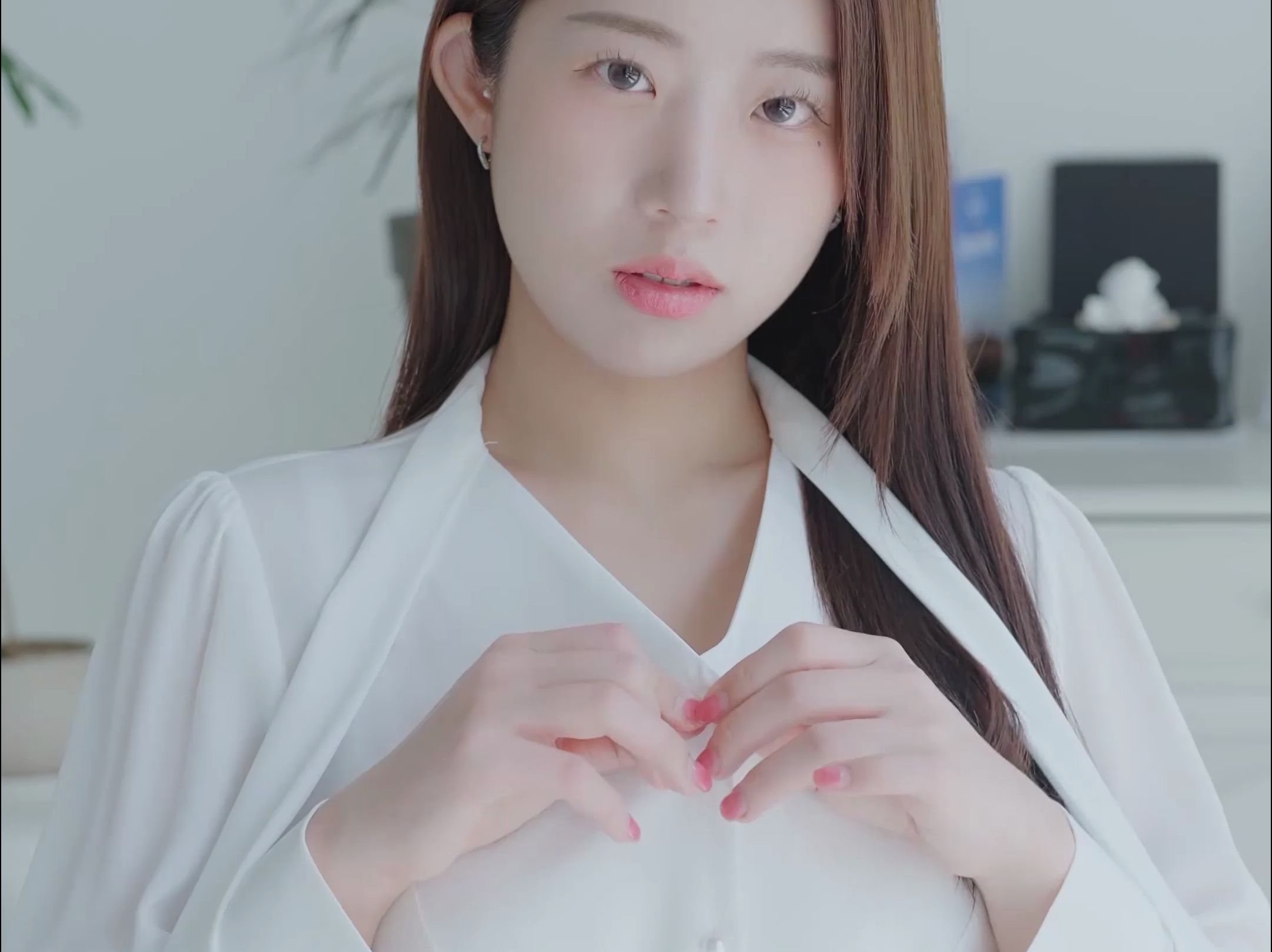 Miss Seoyoon's Stylish White Collar Outfits