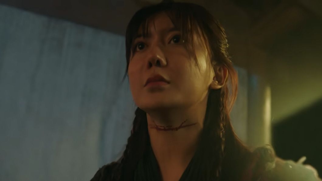 古装黑靴女反派混入人群偷袭失败被割喉反杀