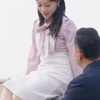 父亲帮女儿调整下拍照的姿势结果下一秒却把女儿直接推向了天台岂料下一秒母亲竟直接伸手再帮了女儿一把 直