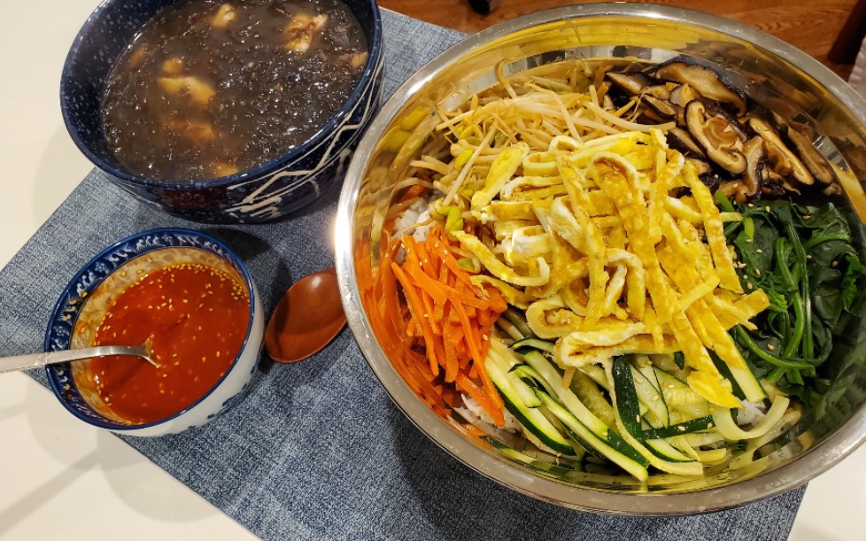 【做饭吃播】今天吃色彩配料丰富的韩式拌饭配紫菜滑肉汤