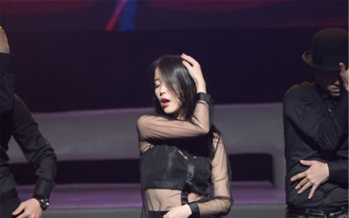 IU《二十三》演唱会Live，黑色短裙，超美超诱惑！