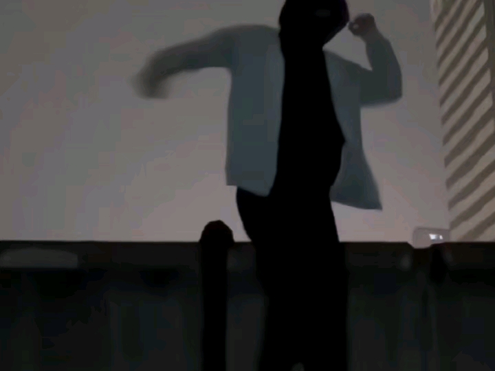 还是晚上好，半夜在天台发疯，跳小学生广播体操都没人看见我