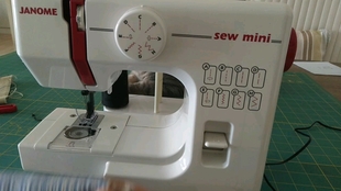 缝纫机怎么用视频教程 07a80e3ebca18fe08817efa3897c5275b379778a.jpg@310w_174h_1c_100q.jpg