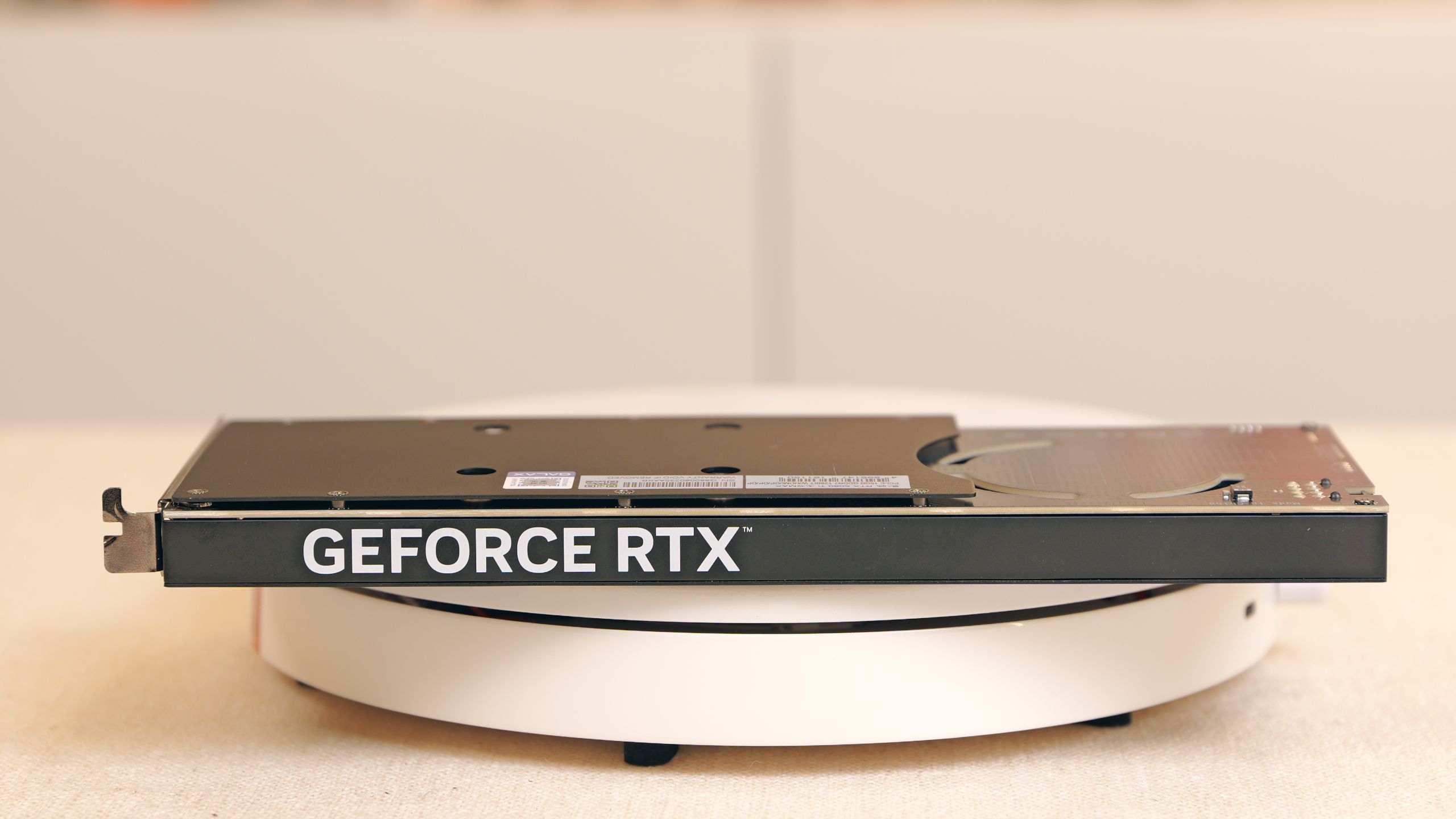 仅20mm厚的超薄显"卡"，影驰5060Ti无双Max，单槽高性能显卡。