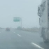 雨雪天气特斯拉在5517常张高速上自动行驶
