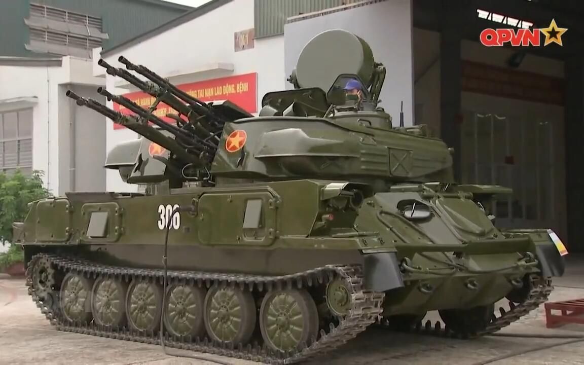 越南人民军技术人员对ZSU-23-4自行防空炮进行检修和维护
