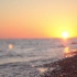 在夕阳西下时的海岸边，浪花缓缓拍打在沙滩，轻柔的潮汐声，放松助眠