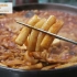 【韩国街头美食】辣年糕部队火锅，估计最值钱的就是那一桶酱了。