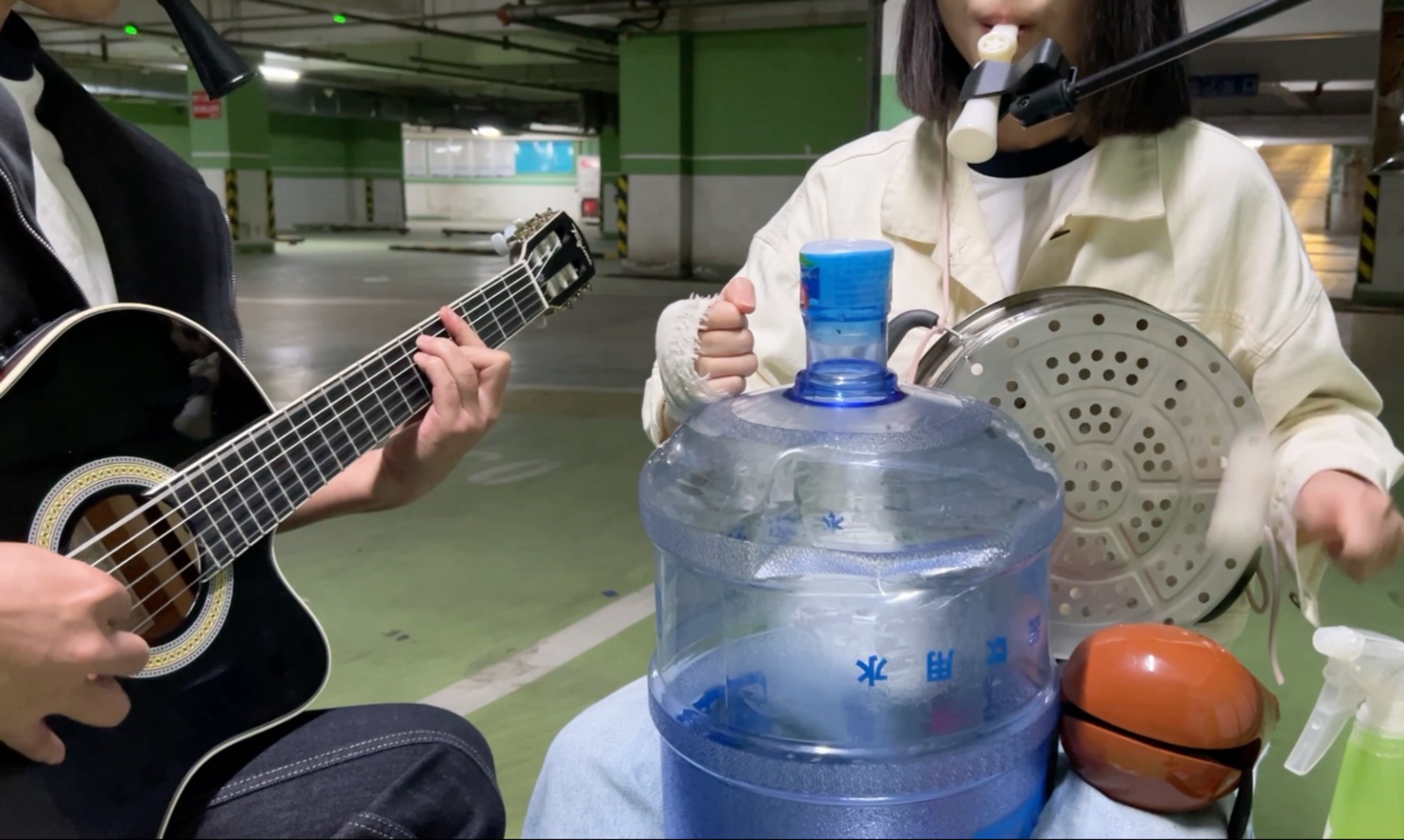 严格来说我们只不过是卖唱的