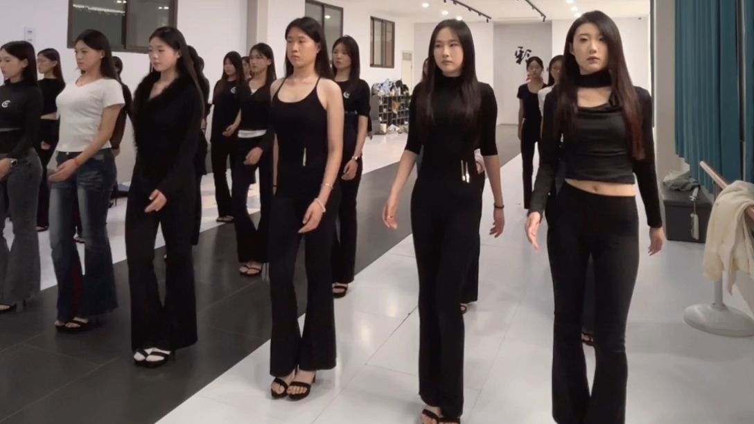 模特生日常训练 天气寒冷也要穿高跟凉鞋