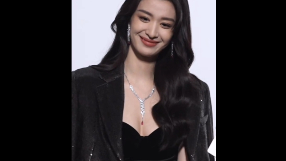 王楚然亮片西装造型，又酷又飒，气场超强